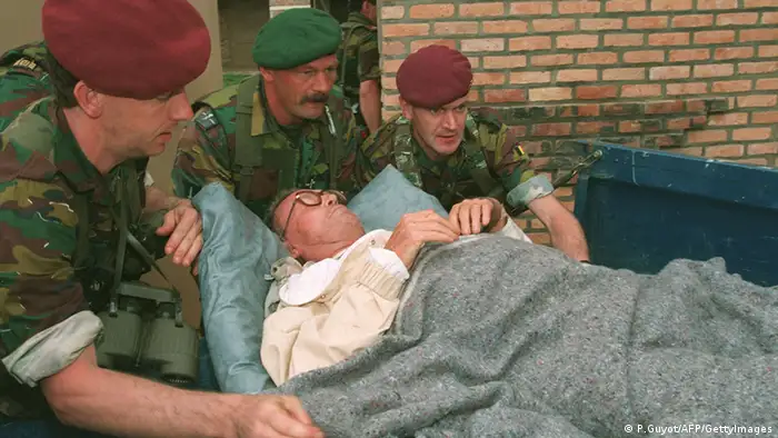 Evakuierung eines Belgiers durch belgische Fallschirmjäger aus einem Krankenhaus in Kigali