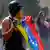 A protesters with his face covered holds a Venezuelan flag (Foto: Carlos Garcia Rawlins/REUTERS)
