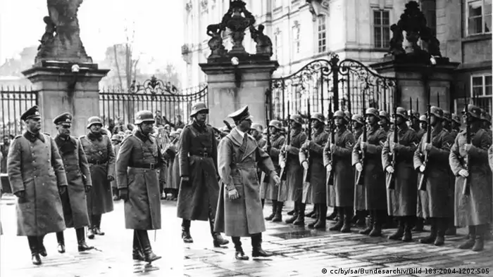Adolf Hitler auf der Prager Burg am 15. März 1939 - Einmarsch der Wehrmacht in die Tschechoslowakei