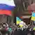 Portesters with Urkainian and Russian flags (Foto: Sean Gallup/Getty Images)