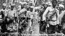 Deutsch-Ost-Afrika, Askaris und Träger auf dem Marsch (Foto: Commons/Wikimedia)