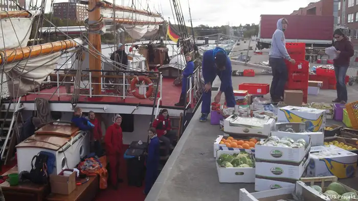 Beladung des Schiffes im Kieler Hafen (Foto: KUS-Projekt)