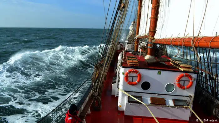 Das Segelschiff Thor Heyerdahl fährt über den Nordseekanal (Foto: KUS-Projekt)