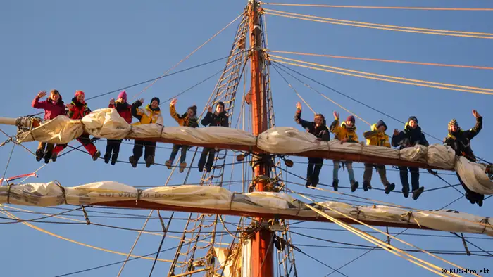 Die Schüler setzen hoch auf dem Mast die Segel (Foto: KUS-Projekt)
