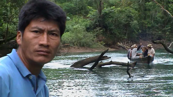 Ein Kuna-Indianer führt die Schüler durch den Regenwald (Foto: KUS-Projekt)