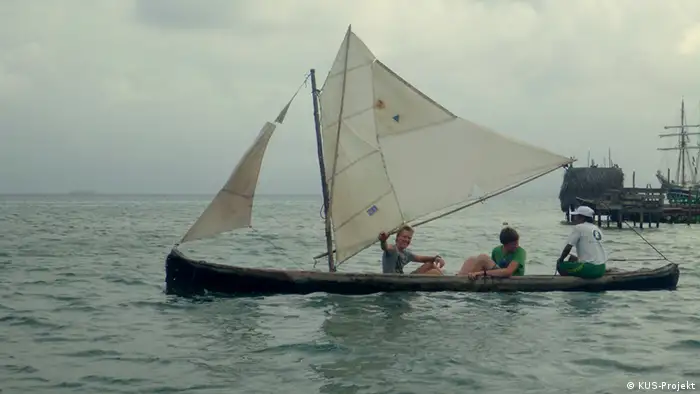 Im Einbaum-Segelschiff fahren die Schüler zu einem Camp der Naso-Indianer (Foto: KUS-Projekt)
