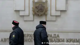 Wachen vor dem Regionalparlament der Autonomen Republik Krim