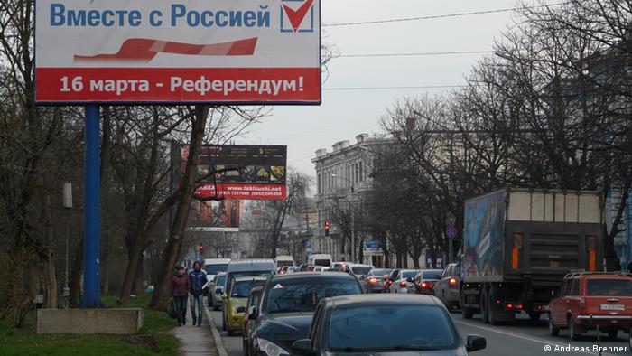 Агитплакат на одной из улиц Симферополя