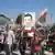 Menschen demonstrieren mit Plakaten für Baschar al-Assad (Foto: Reuters)