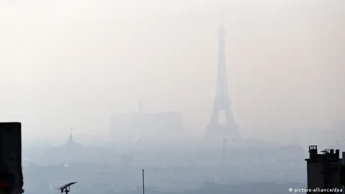 Paris Smog Feinstaub Umweltverschmutzung Luftverschmutzung Frankreich Eiffel Turm 