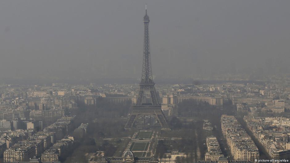 Thick smog in Paris