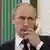 Russlands Präsident Wladimir Putin mit Telefon (Foto: picture alliance)