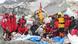 Sherpas am Mount Everest vor Müllresten (Foto: Getty Images/Afp/Namgyal Sherpa) Sherpas am Mount Everest vor Müllresten (Foto: Getty Images/Afp/Namgyal Sherpa)