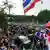 Protestierende in Bangkok mit Fahnen (Archivbild vom 24.02.2014: dpa)