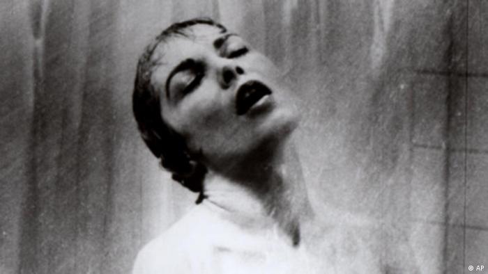 Eine Frau unter der Dusche. Szene aus Psycho. Flash-Galerie 100 Jahre Hollywood (AP)