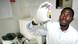 Laborant in Nigeria (Foto: dpa) Laborant in Nigeria (Foto: dpa)