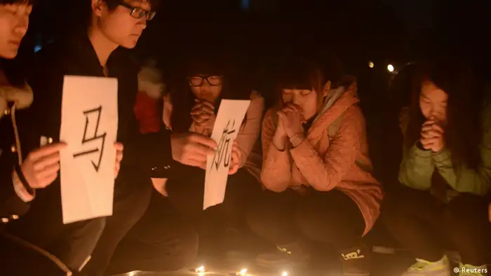 China Studenten beten für die Passagiere des verschwundenen Flugzeugs MH370