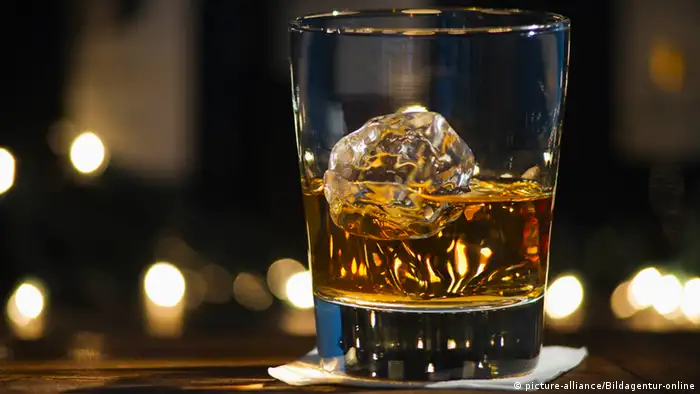 Whiskey mit Eis (picture-alliance/Bildagentur-online)