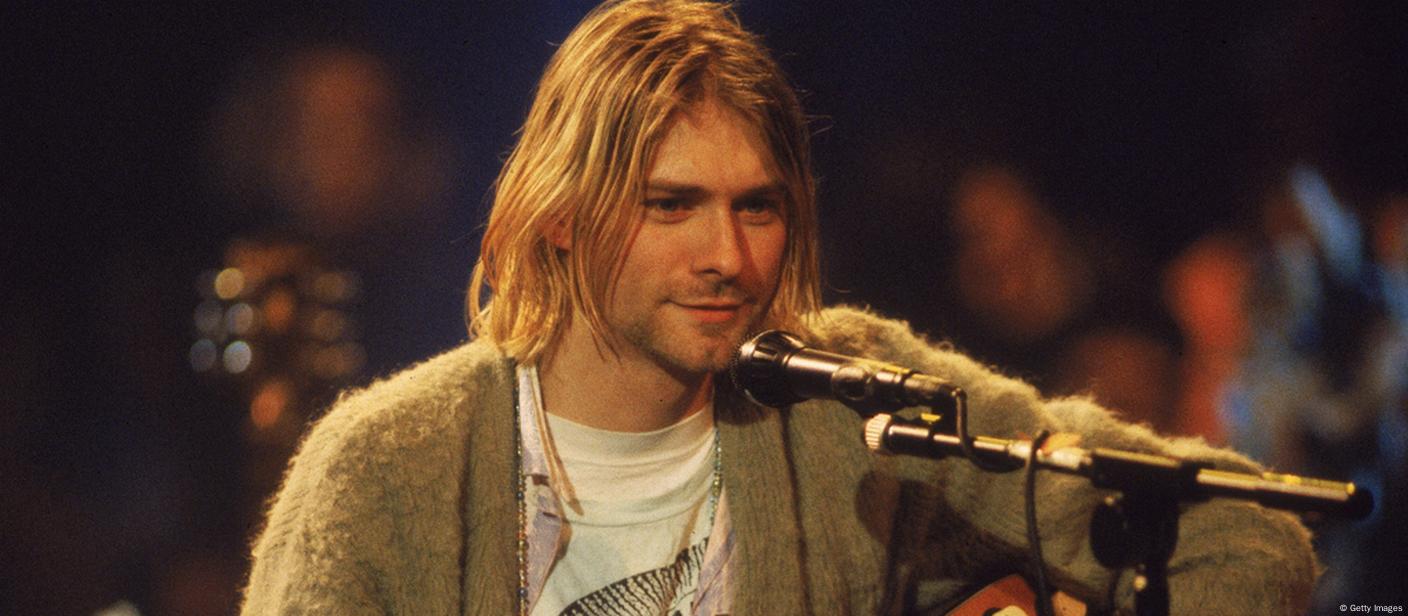 Kurt cobain played guitar left outlet handed