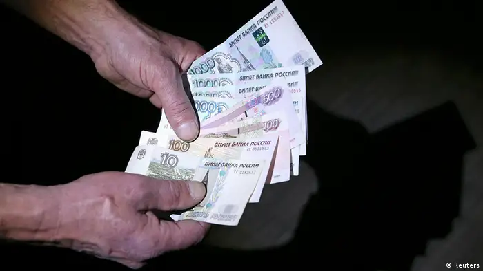 Russland Wirtschaft eine Handvoll Rubel Geldscheine