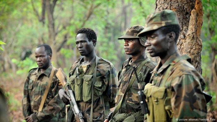 ugandische Soldaten, die an der Suche nach Joseph Kony beteiligt sind (Foto: dpa)