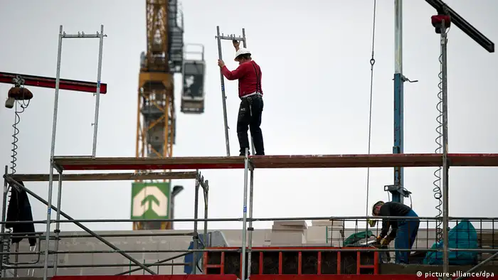 Deutschland Bauarbeiter auf Baustelle in Berlin
