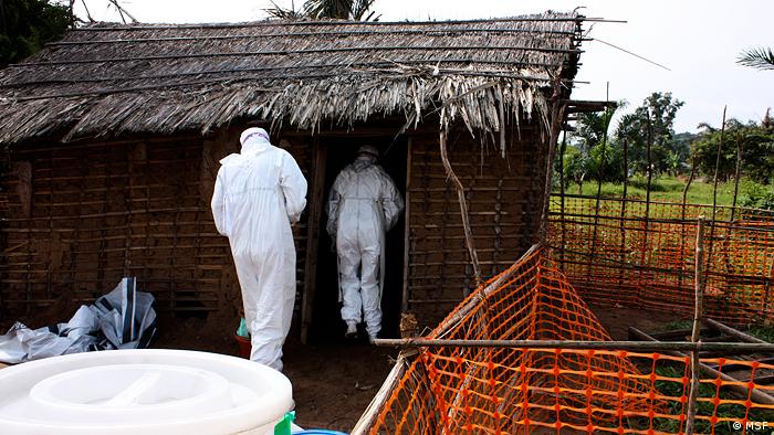 Ebola in Guinea MSF Mitarbeiter in Schutzanzügen