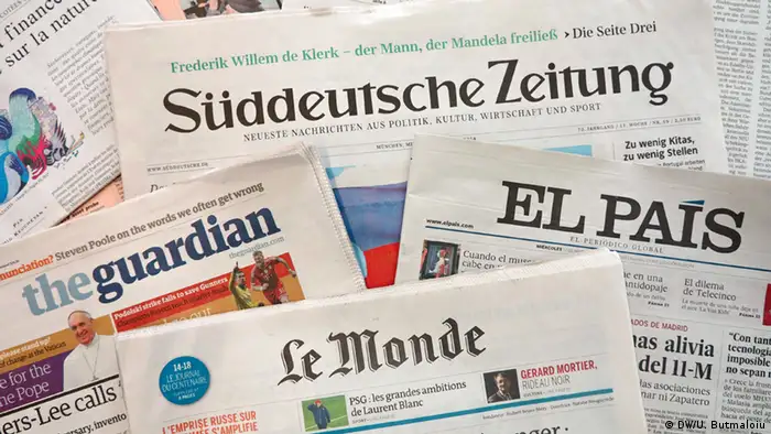 Pile of international newspapers (photo: DW Akademie/Ulrike Butmaloiu).