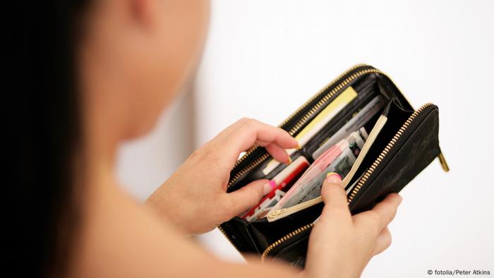 Portemonnaie Geld ausgeben