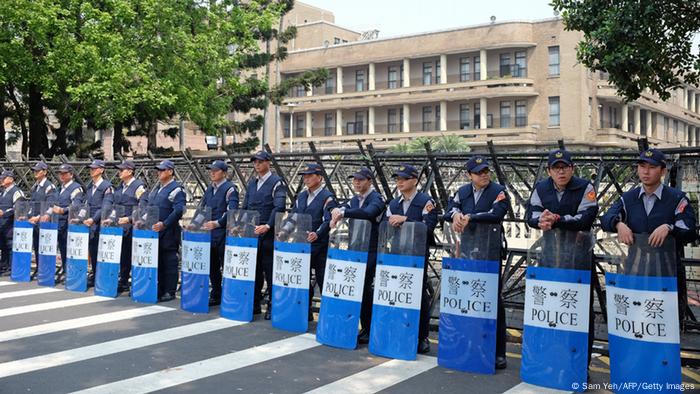 太阳花 示威者胜诉提告者 迟来的转型正义 德国之声来自德国介绍德国 Dw 31 10 2019