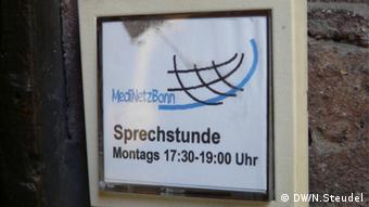 Klingelschild der medizinischen Flüchtlingshilfe MediNetz Bonn (Foto: Nastasja Steudel/DW)