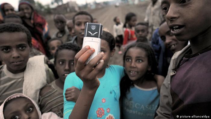 Дети в Эфиопии держат телефон