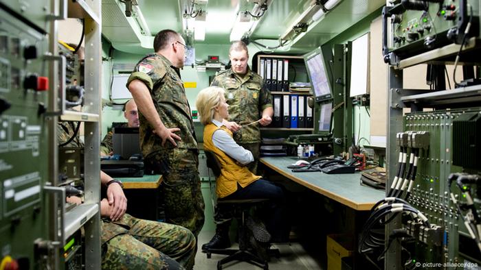 Ursula von der Leyen, ministra alemana de Defensa, visita a las tropas germanas en la ciudad truca de Kahramanmara.
