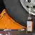 Символическое изображение пьянства за рулем: бутылка алкоголя рядом с колесом автомобиля и разбитым стеклом