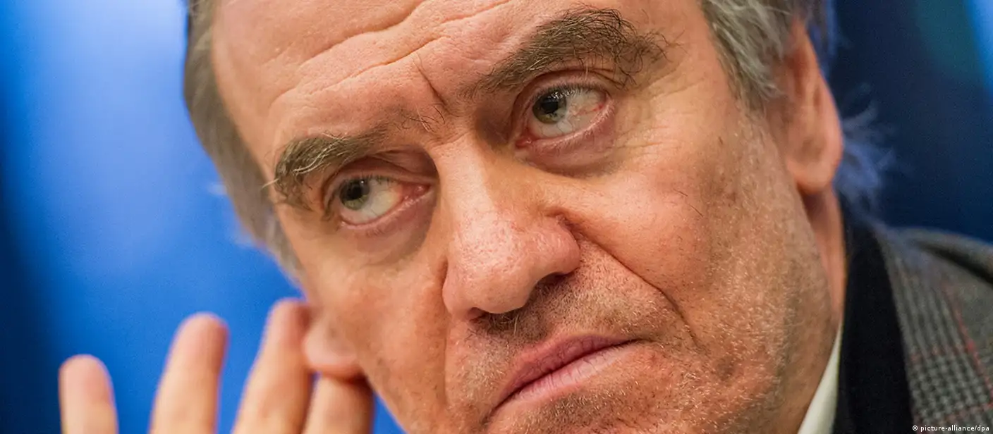 Rus yalangoch nudistlari oilalari bilan