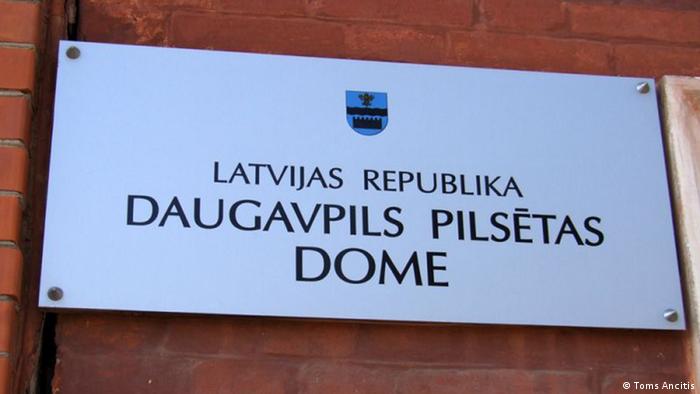 Ein Schild am Rathaus von Davgaupils (Foto: Toms Ancitis)