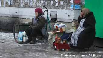 Ukraine Verkäuferinnen in der Stadt Ukrainsk Ostukraine Archiv 2013