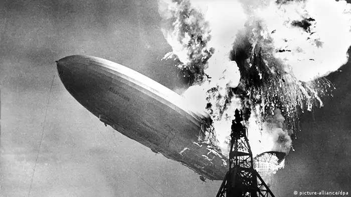 Der brennende Zeppelin Hindenburg - Originalfoto der Katastrophe von 1937 (Foto: dpa/picture alliance)