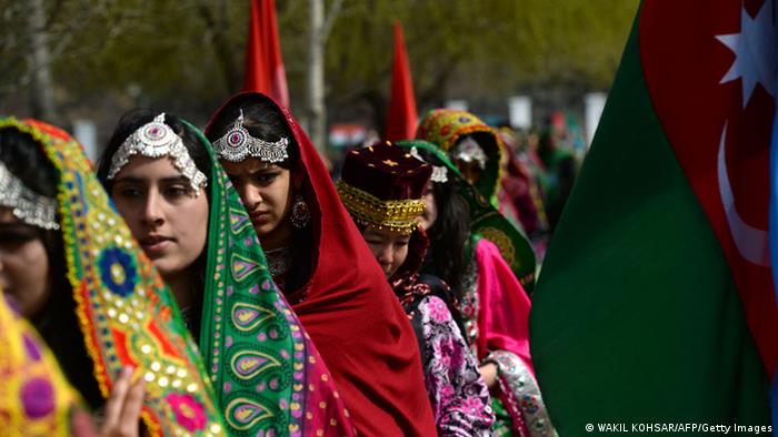 Povorka žena Afganistana u tradicionalnoj nošnji