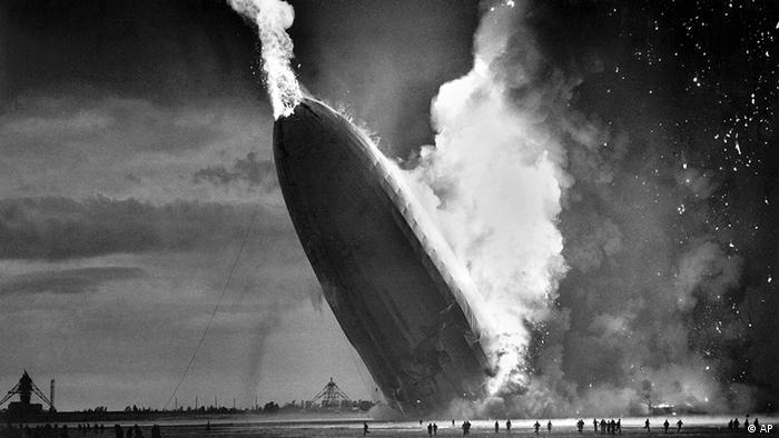 USA Deutschland Galerie Zeppelin Das Luftschiff Hindenburg explodiert in Lakehurst
