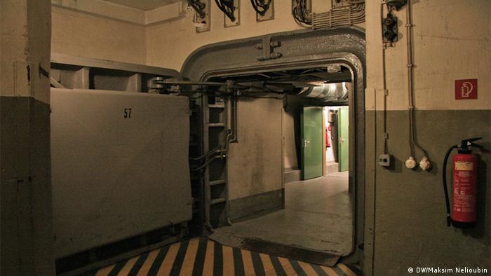 Одна из шлюзовых дверей