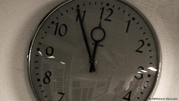 Часы на командном пункте бункера