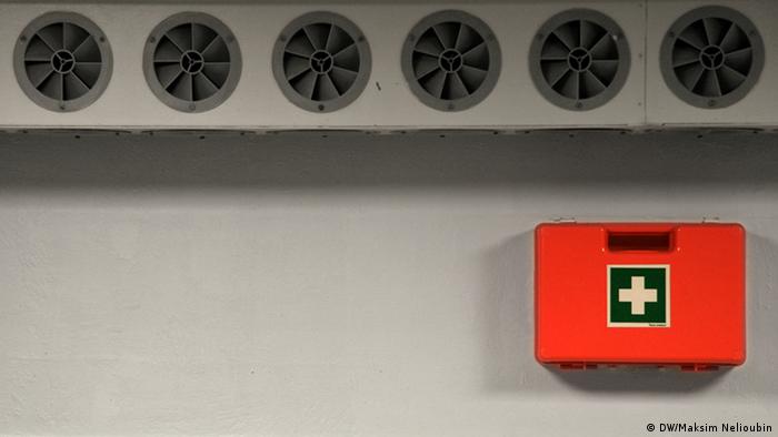 Вентиляционные отверстия и аптечка для неотложной первой помощи