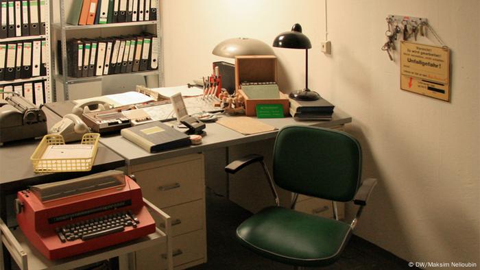 Канцелярская комната в подземном бункере