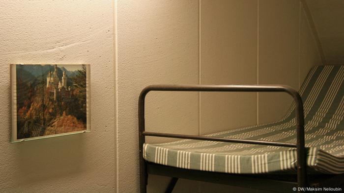 Двухъярусная кровать и фотография баварского замка Нойшванштайн