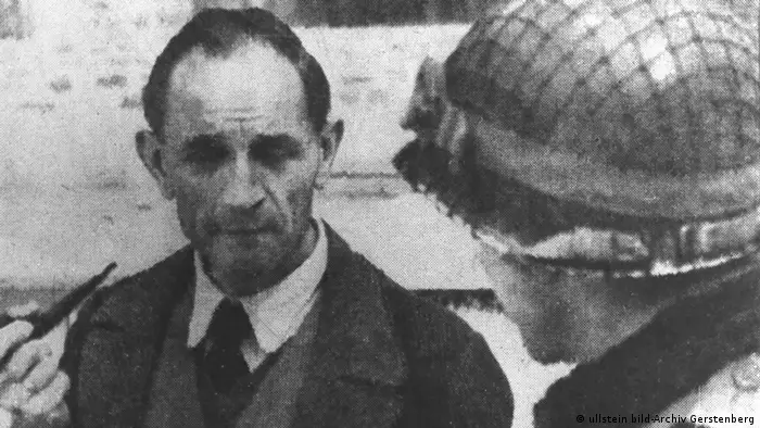 Martin Niemöller Theologe bei seiner Befreiung 1945