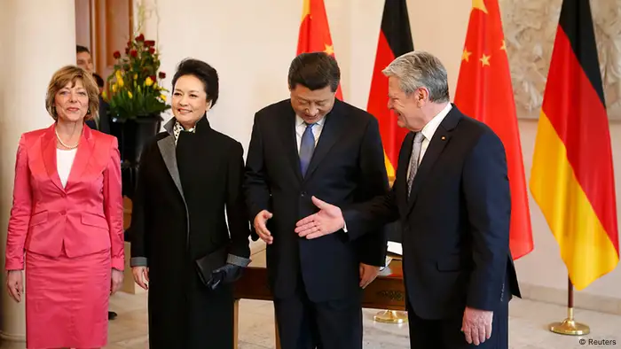 2014年3月，中国国家主席习近平首次访问德国。图为习近平与夫人彭丽媛在柏林总统府受到联邦总统高克及其伴侣沙德的欢迎。据中国媒体报道，两国领导人一致同意将两国关系由2010年建立的战略伙伴关系提升为全方位战略伙伴关系。2017年，习近平再次访德。