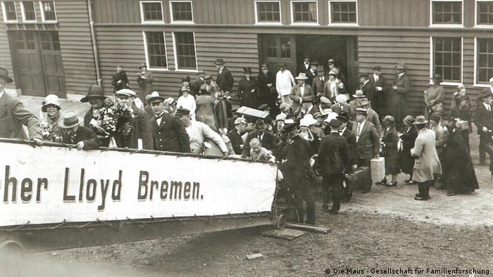 En Bremen, pasajeros abordan el President Fillmore. Destino: Nueva York.18 de abril de 1923.