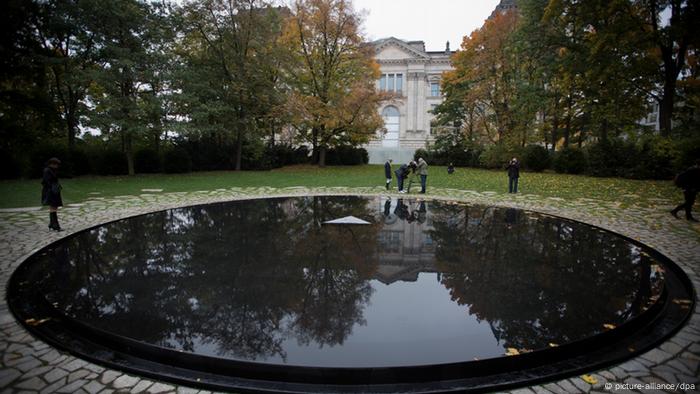 Spomenik tokom nacizma ubijenim Sintima i Romima, u centru Berlina 