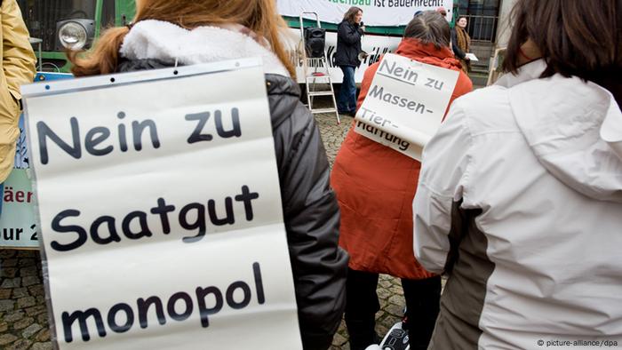 Junge Bauern demonstrieren gegen EU-Pläne zur Änderung bei der Saatgut-Zulassung
